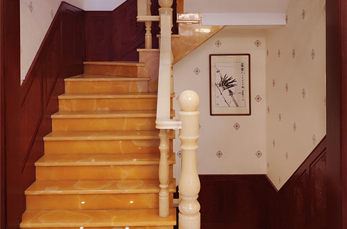 张湾中式别墅室内汉白玉石楼梯的定制安装装饰效果